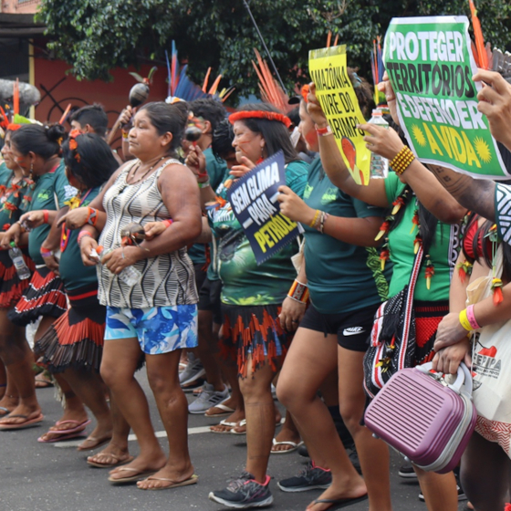 Un groupe de femmes manifestant, avec des pancartes