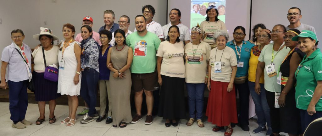 Photo de groupe d'une trentaine de personnes